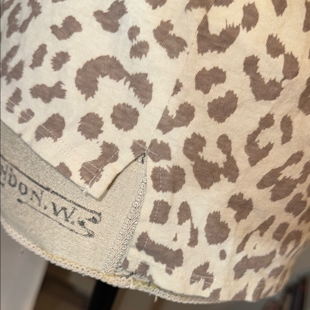 Lucky Brand shortsleeve casual shirt tan white animal leopard Print Women Top S - Picture 5 of 9